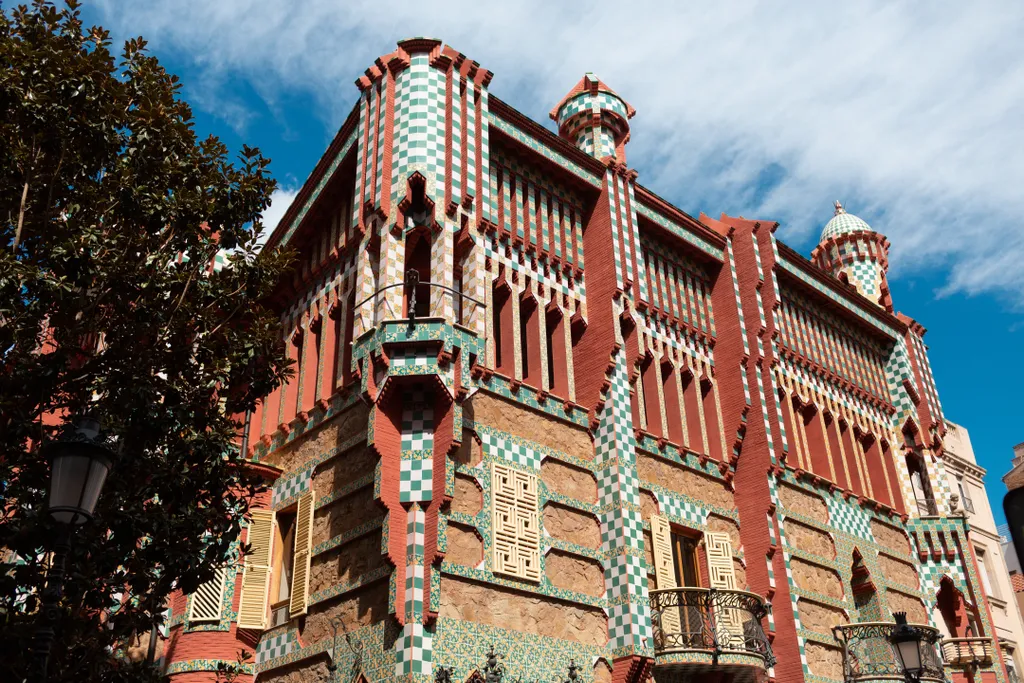 A 1883 és 1888 között épült Casa Vicens Gaudi legelső önálló alkotása volt. Külső homlokzatán rámia és azulejo díszítés látható, amely a megrendelő, Manuel Vicens i Montaner megrendelő "portfoliója" volt, aki saját azulejo gyárának termékeit reklámozta ily módon.