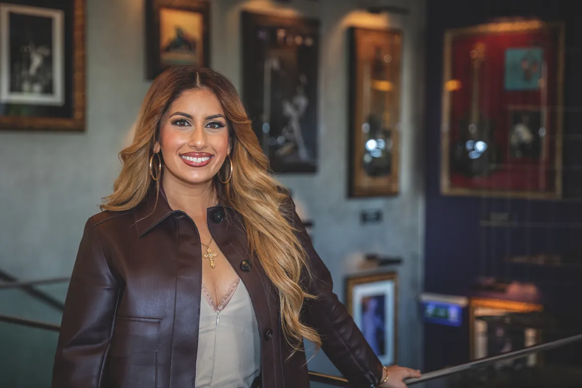 Radics Gigit eljegyezte szerelme, Mackó Miki