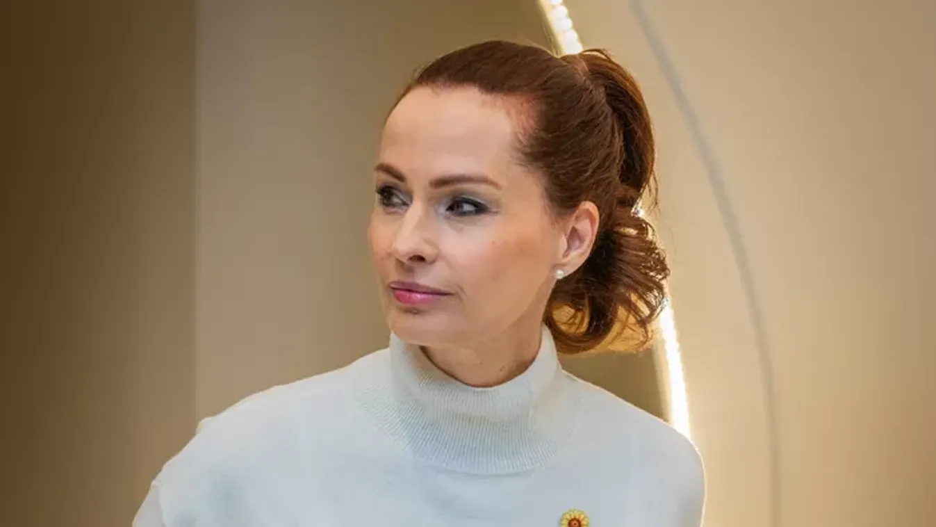 Szexi naptár készült Dobó Katával és Peller Annával: A színésznők a színpadon is ledobják a textilt – Galéria!