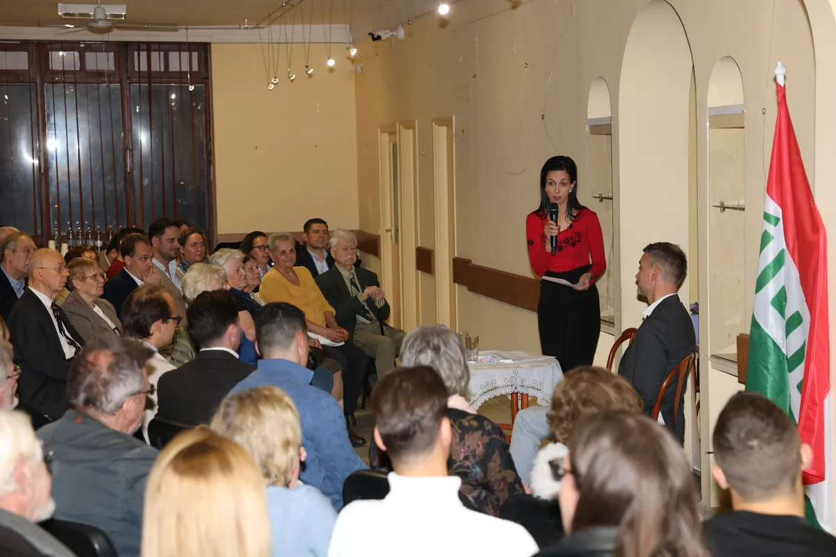 2025.11.03_Koncz Zsófia sajtótáj_sajtótájékoztatót tart Koncz Zsófia családokért felelős államtitkár és Steiner Attila Hegyvidék és Nyugat-Újbuda választókerületi elnök az őszi Digitális Polgári Körök Országjárásának keretében Újbudán.