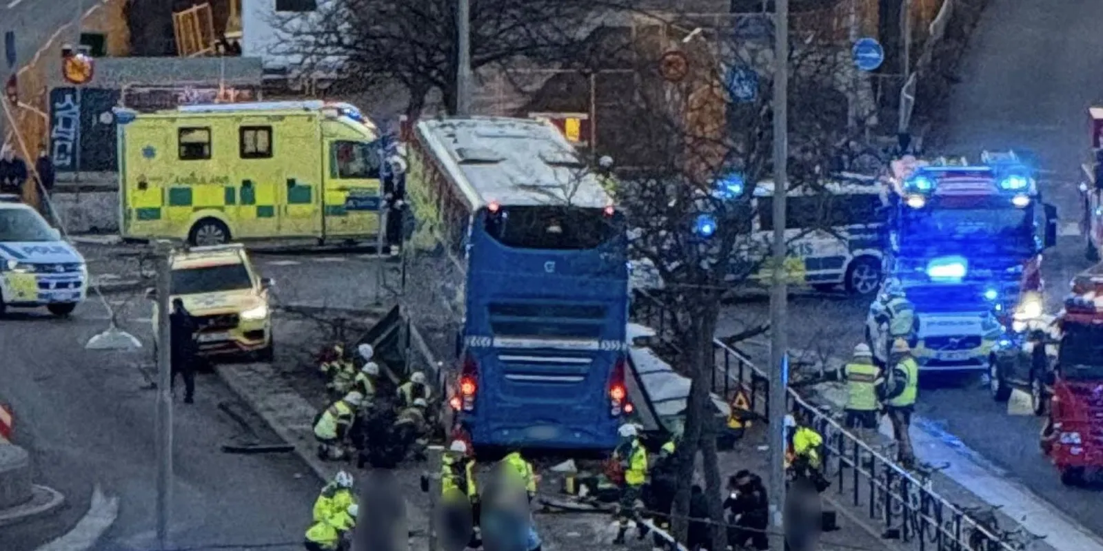 Halálos baleset: busz hajtott teljes sebességgel a megállóba