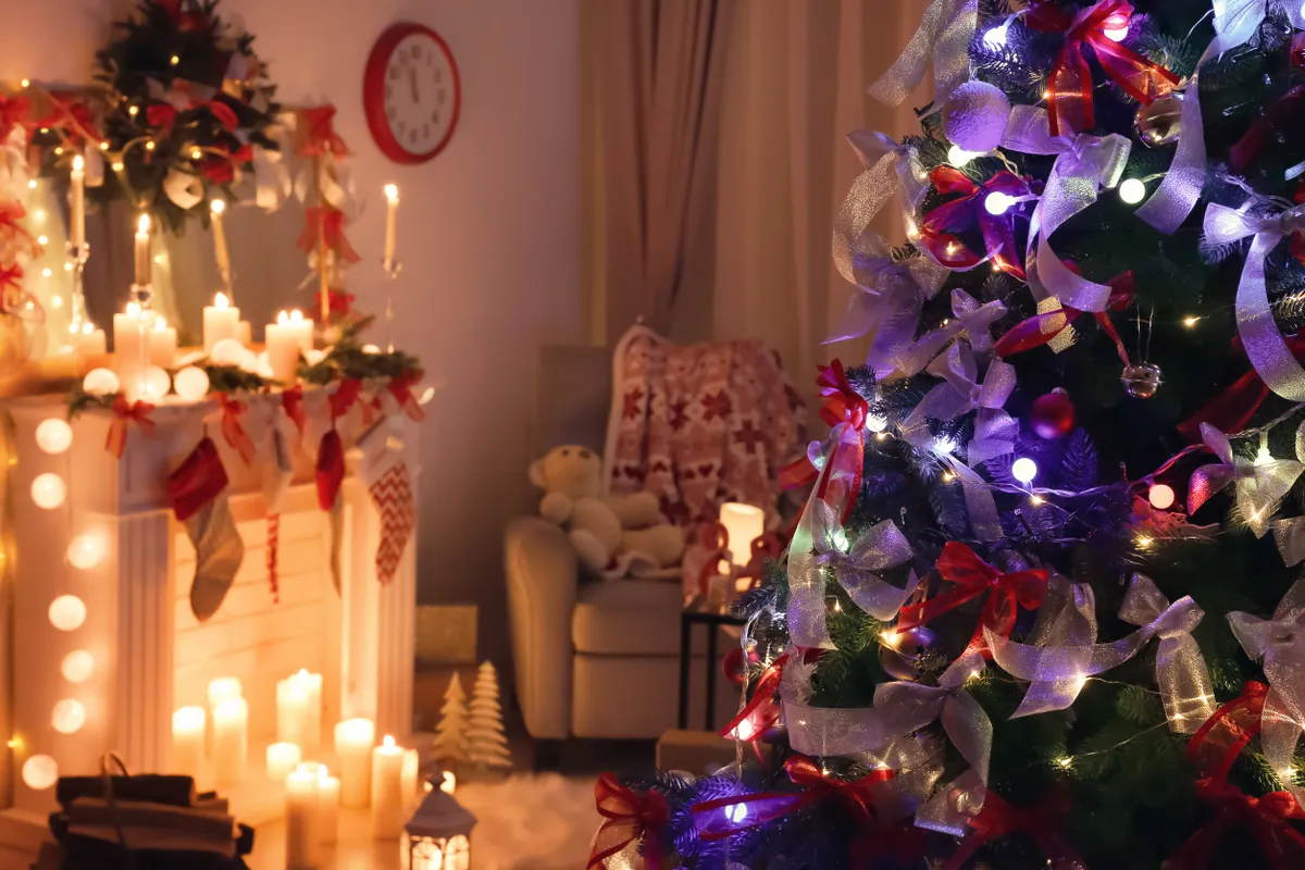 Színes fényfűzérek és giccses karácsonyi lakberendezés