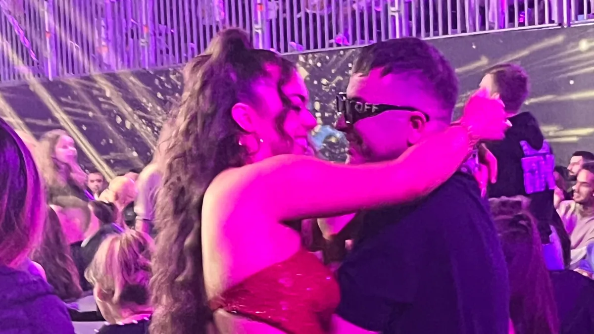 Elképzelhető, hogy csak a kameráknak szól a műsor?