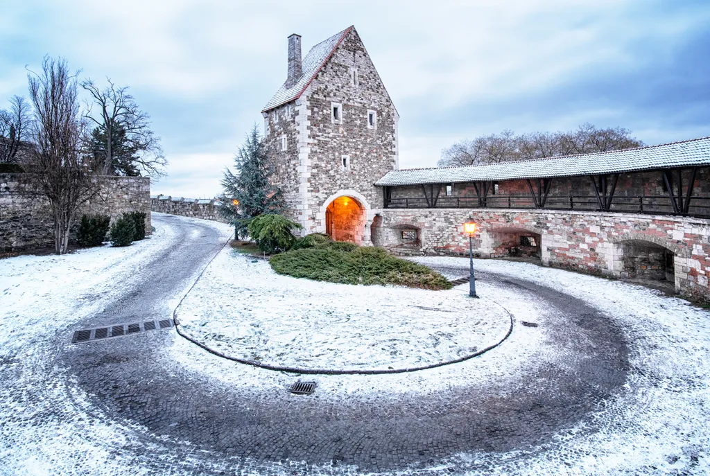 A behavazott Déli rondella - hozzáépített kaputornyával és a szomszédos Buzogánytoronnyal együtt a Budai Várnegyed szerves része.