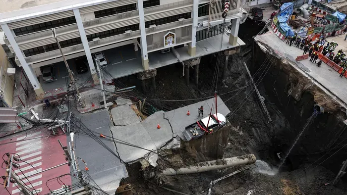 Bangkok közepén megnyílt a föld: beomlott az út a városban