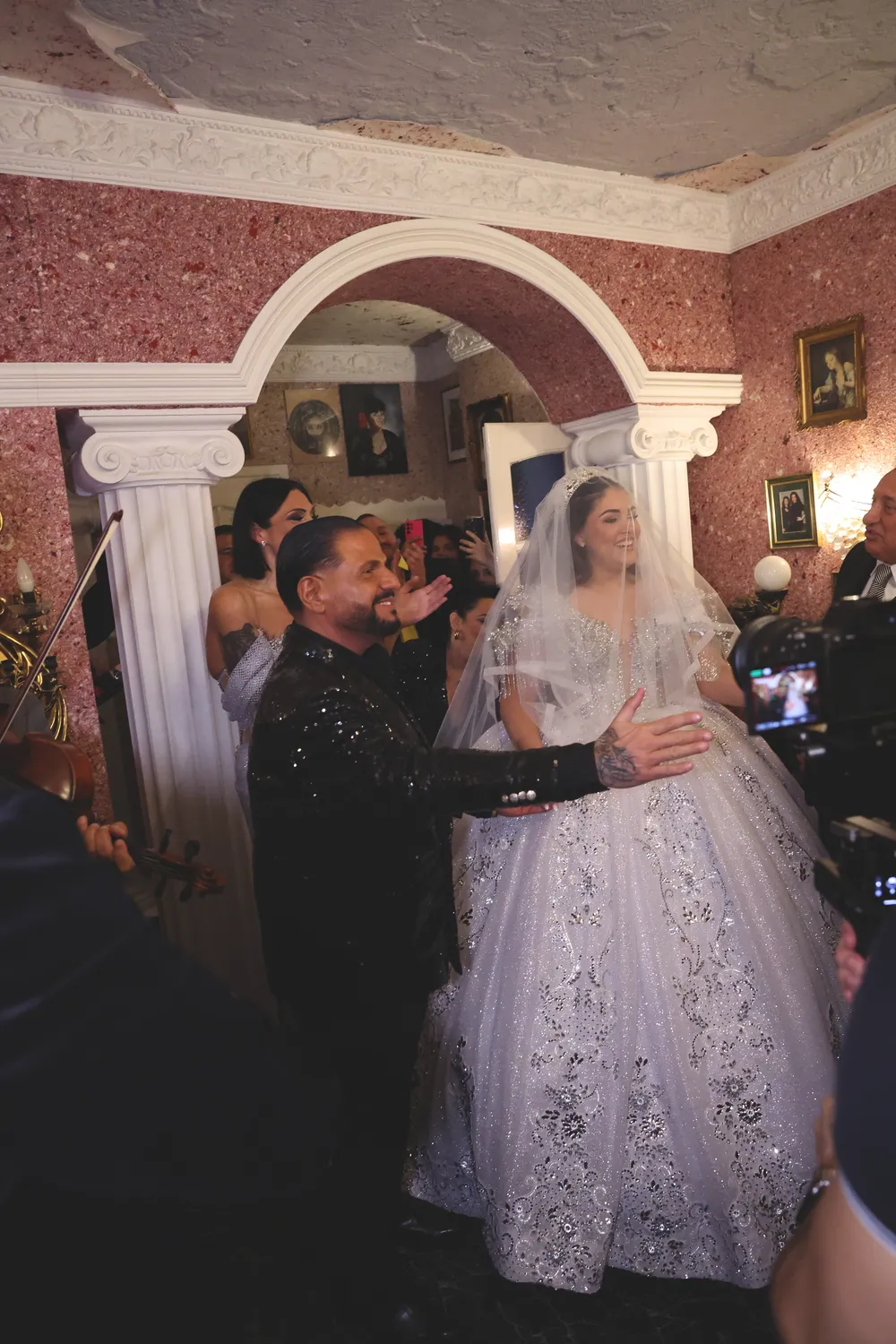 Emilio lánya esküvőjén csak úgy ragyog