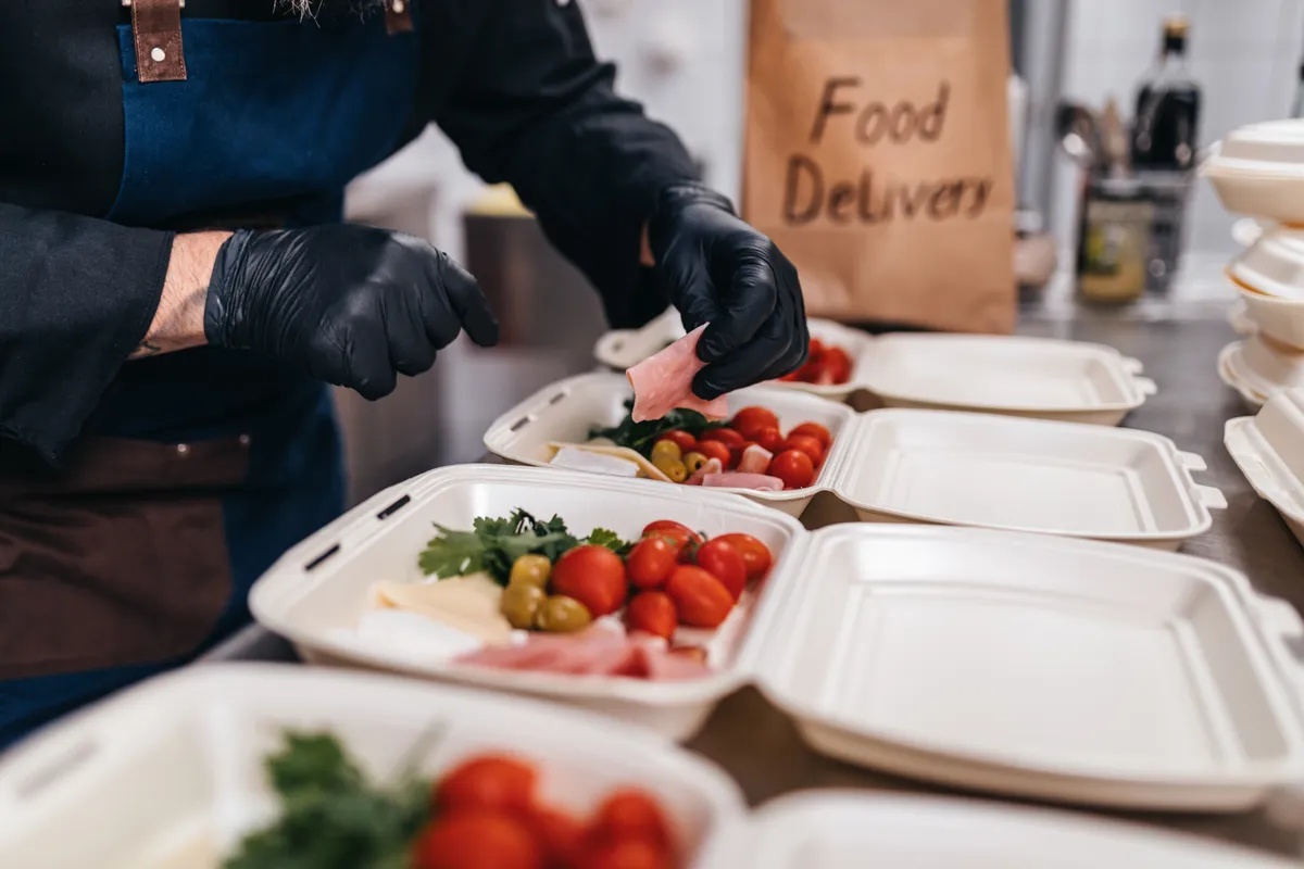 Egy nő habosított polisztirolt tartalmazó ételes dobozba pakolj a akaját amiből mikroműanyagok juthatnak az emberi szervezetbe.