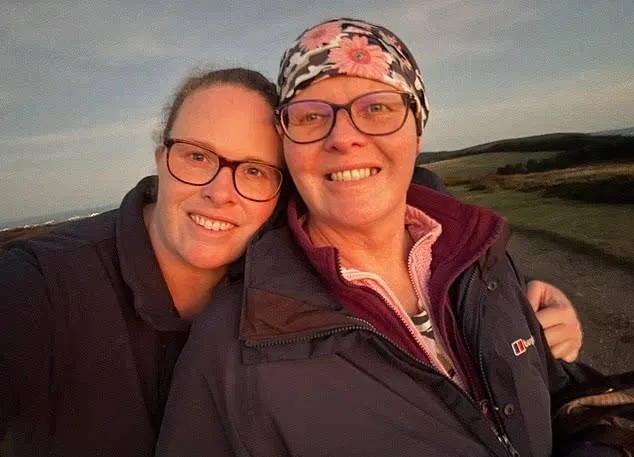 Az édesanya szerint az ártatlannak hitt hintőpor állhat diagnózisa mögött.