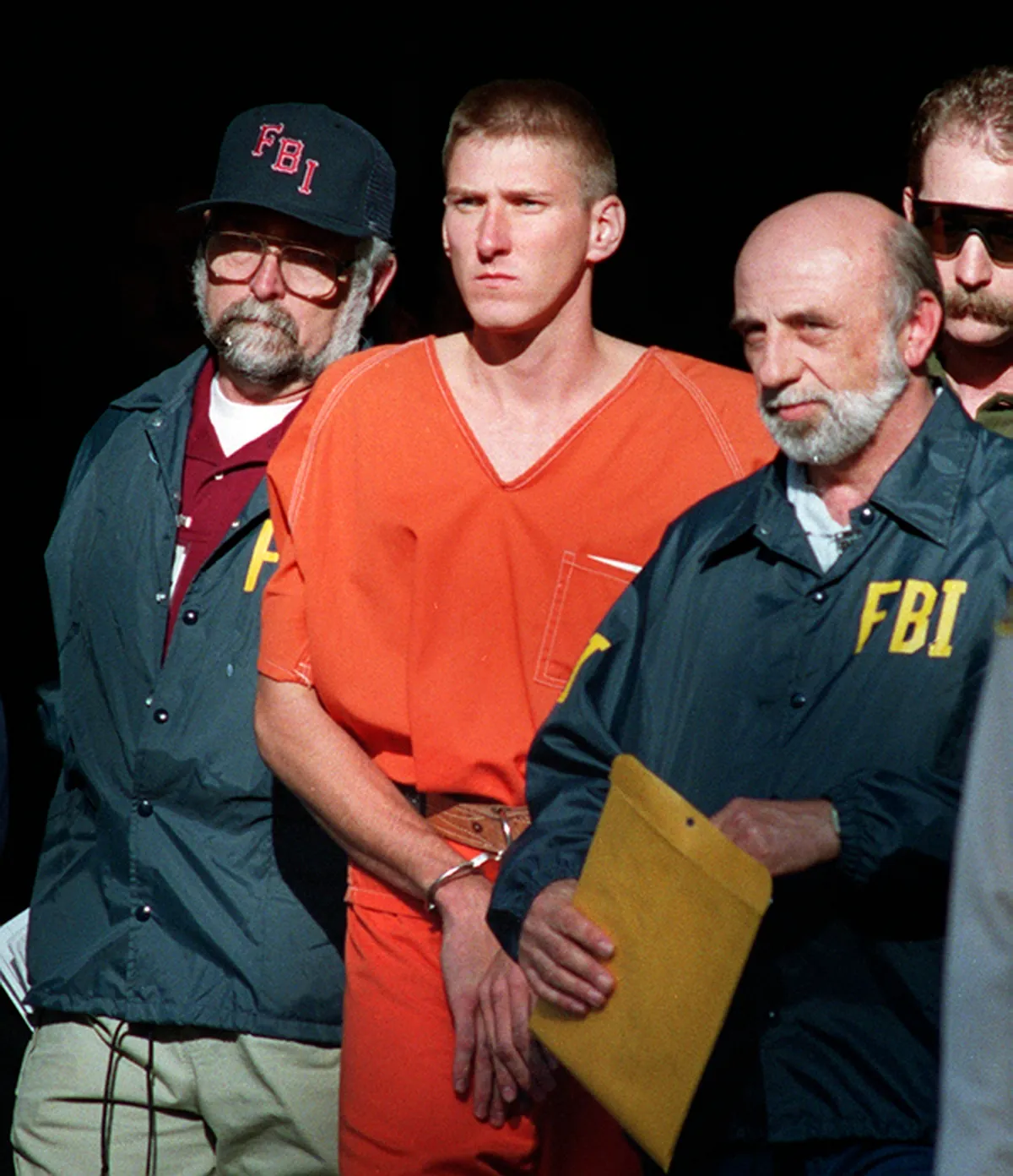 Timothy McVeigh halálrítélt az FBI tagjainak gyűrűjében