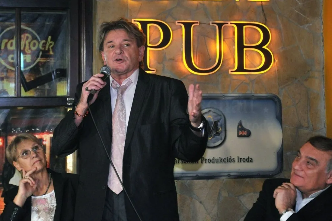 Komár László előadás közben, akinek a dalaiból készítettünk egy kvízt.