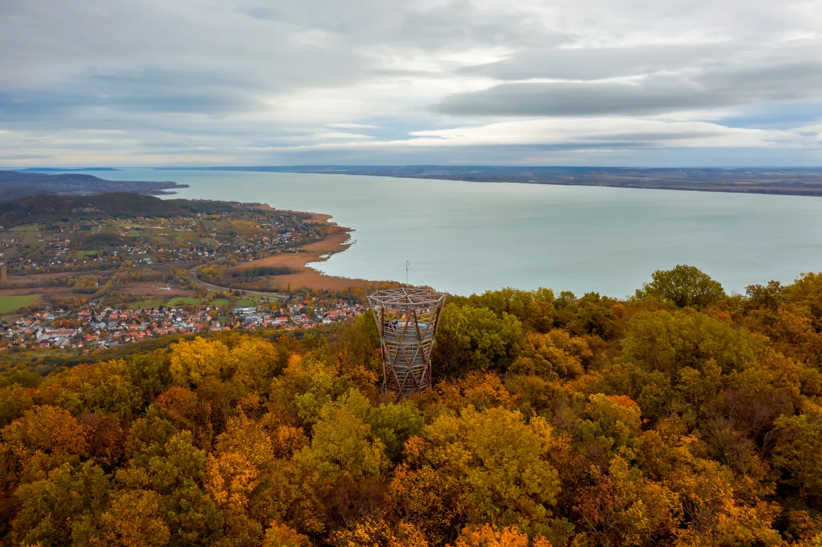 Balaton ősszel és télen a látványos badacsonyi Kisfaludy-kilátóból tekintve