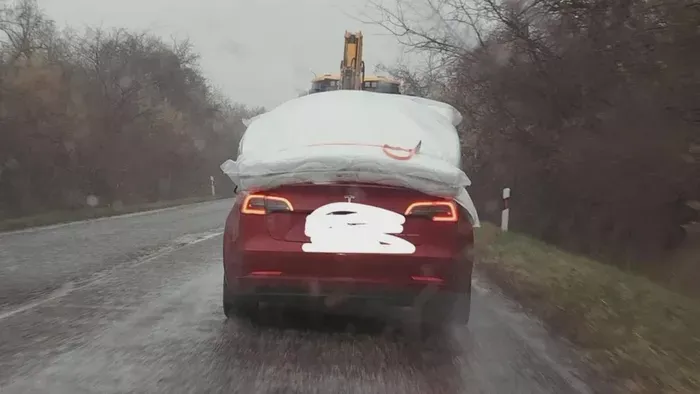 Elhűltek a sofőrök, olyat tett a Teslás