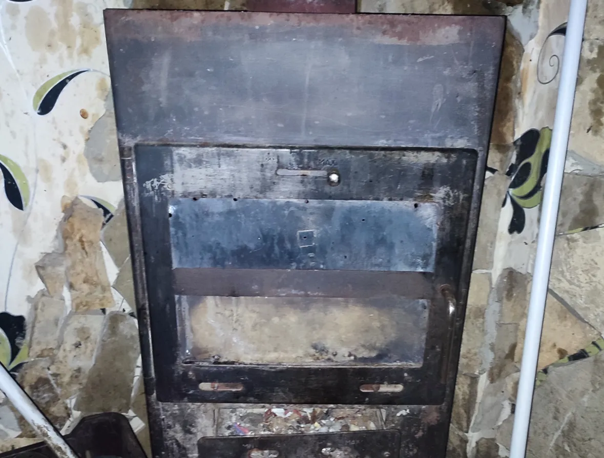 Működő kályha tűzterébe dobta az alufóliába csomagolt drogot