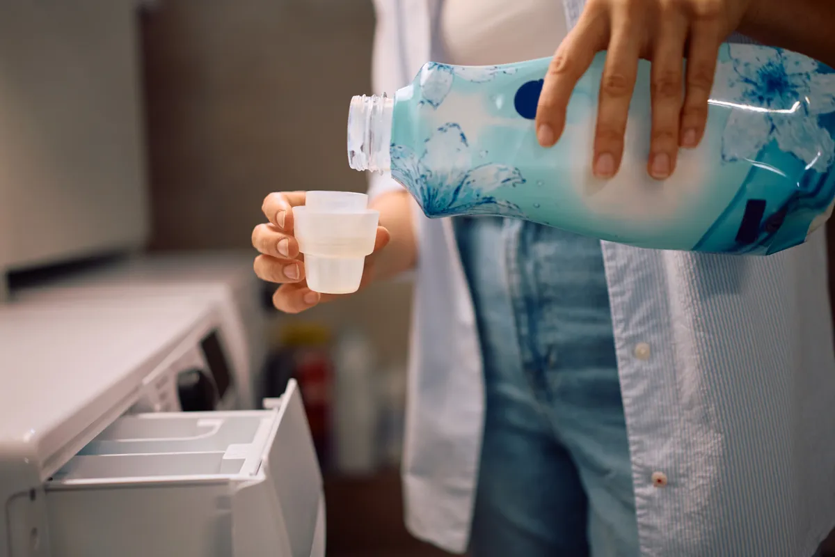 házi öblítő töltése a mosógépbe