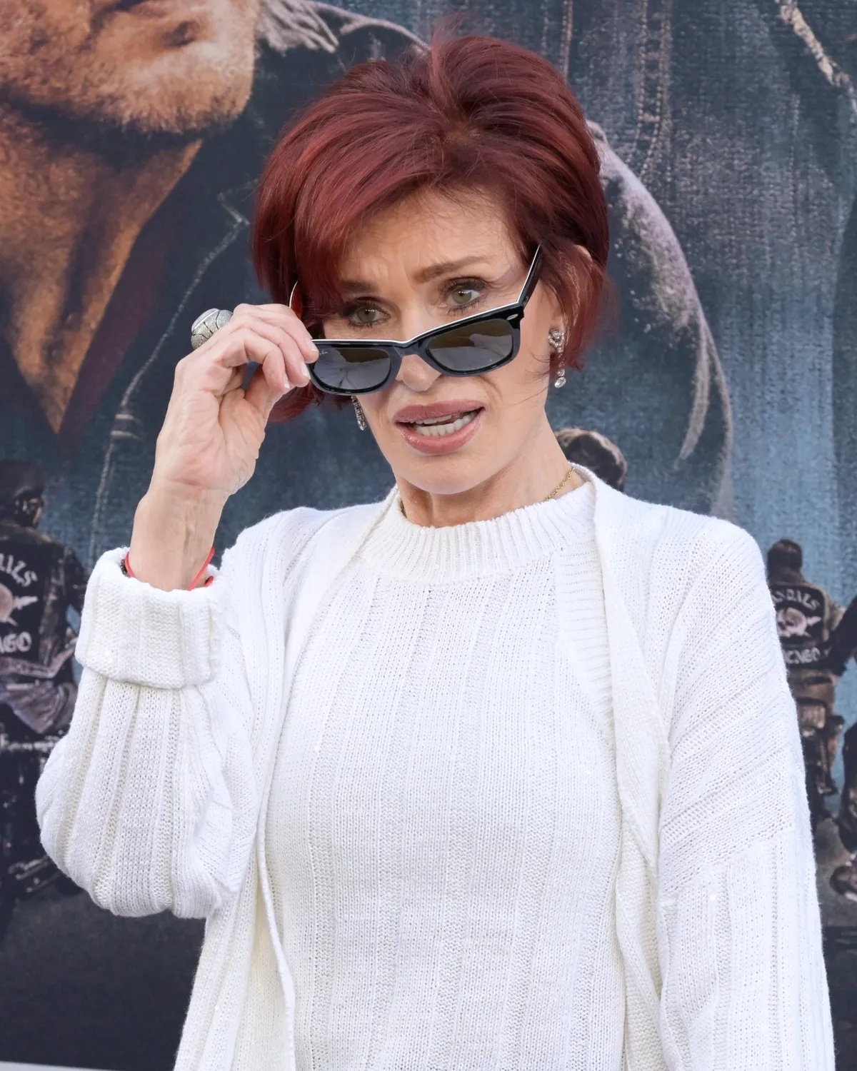 Sharon Osbourne döbbenten áll a bizarr csomag előtt