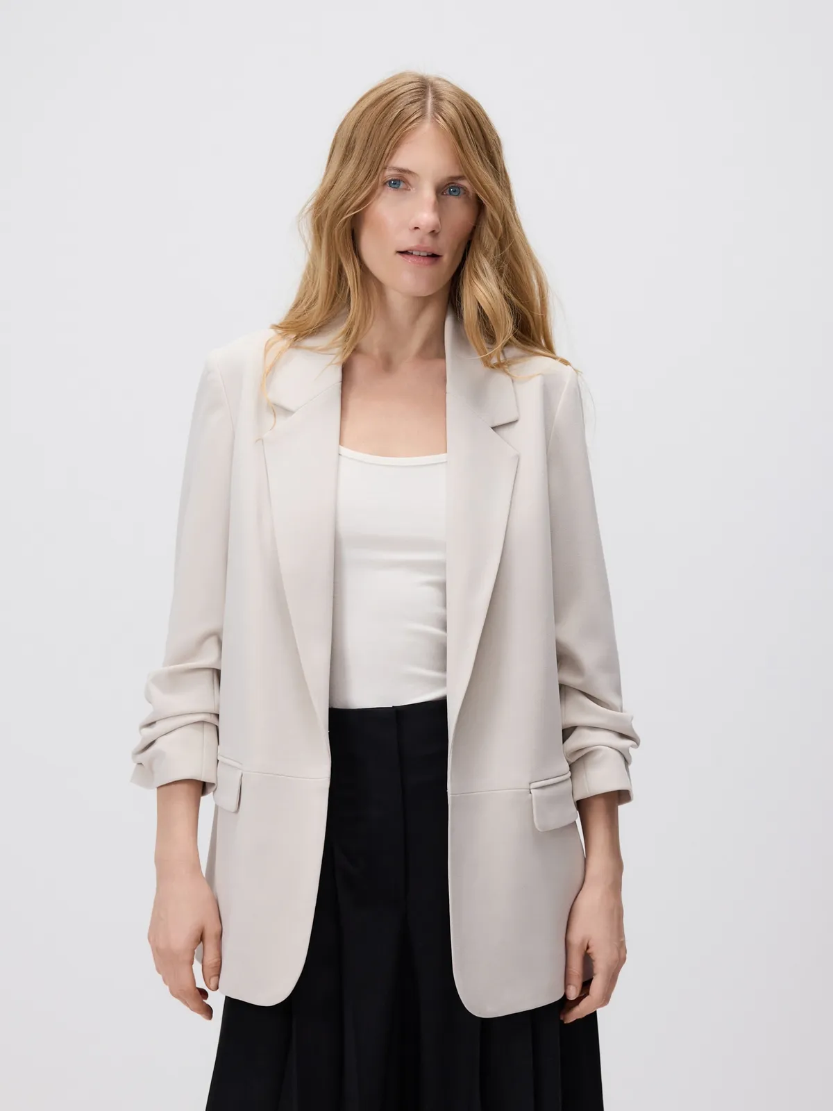 Karcsúsító fazonú ráncolt ujjú blézer