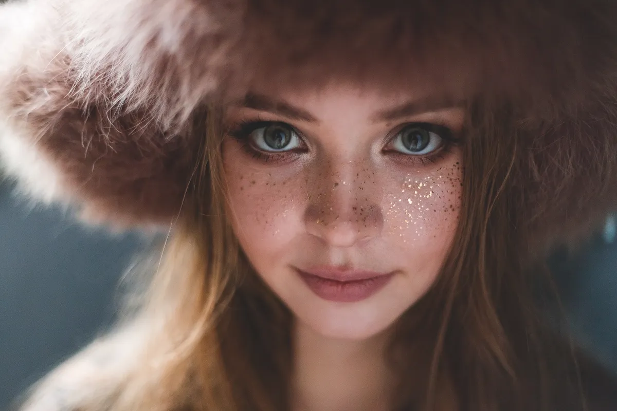 Egyszerű smink ötleteket kipróbáló fiatal lány