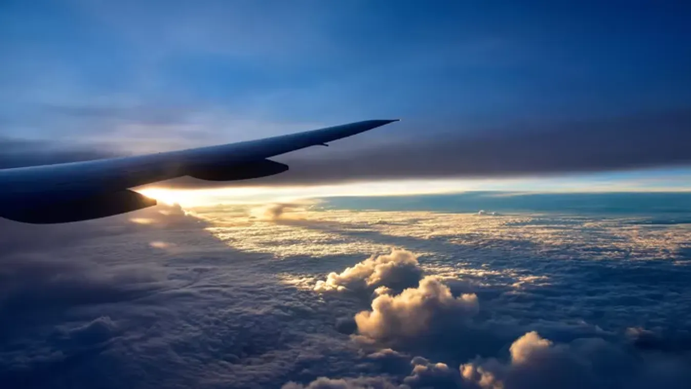 Kitört a pánik: egymásnak ment két repülőgép a vihar sújtotta repülőtéren – videó