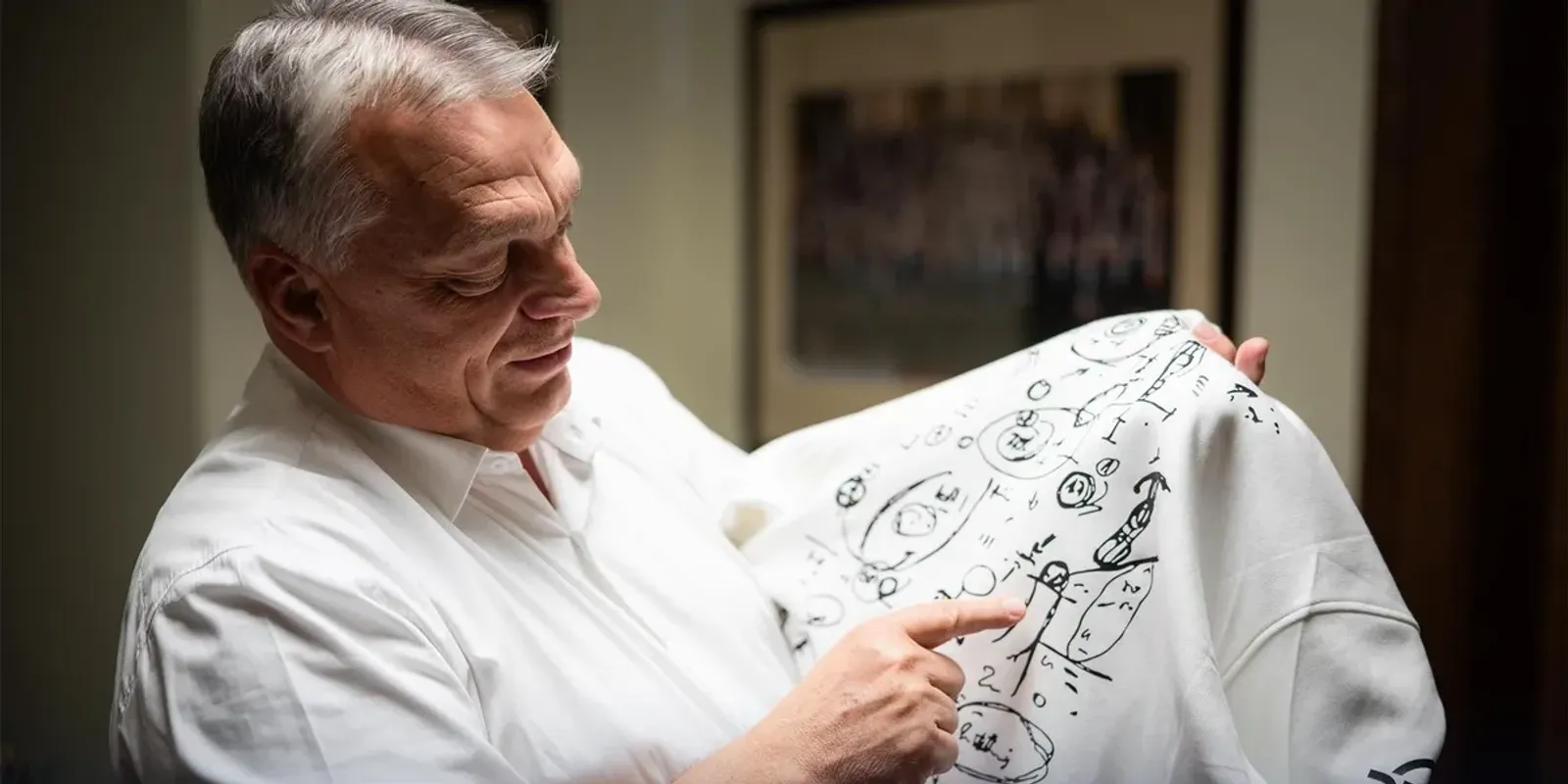 Orbán Viktor bemutatta pulóverét -  Videó