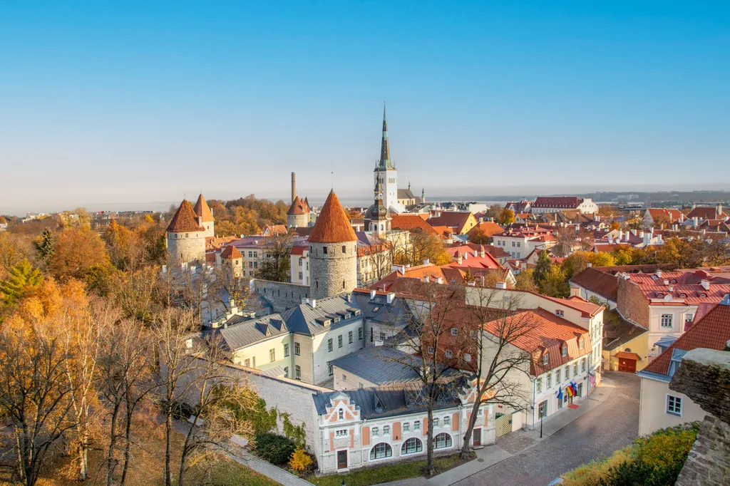 Kilátás a Toompea dombról az alsó városra- középpontban a két középkori torony és a városfal, illetve a Szent Olaf-templom torony látható.