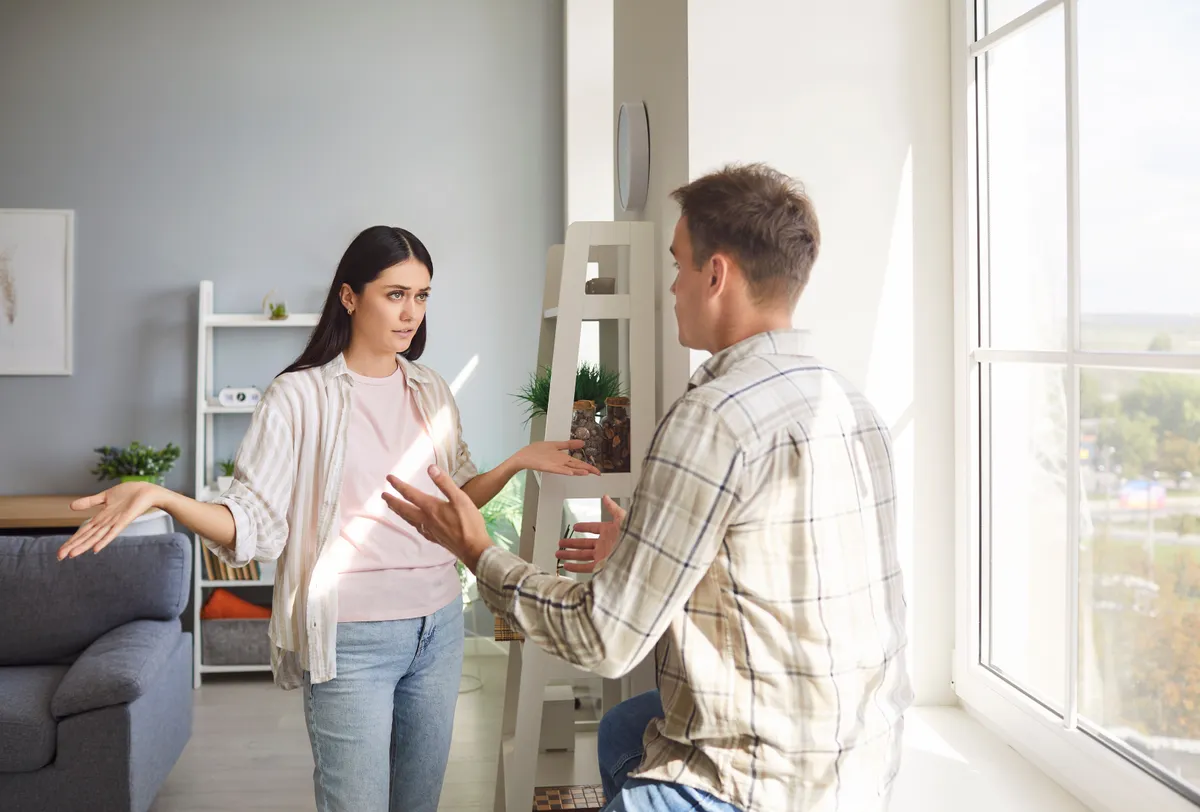 Fiatal pár veszekszik, mert a feleség nem kezdeményez együttlétet.