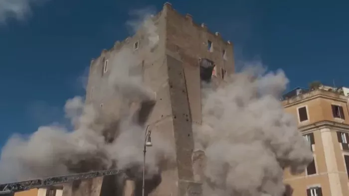 Összeomlott a híres római torony, többen kerültek kórházba