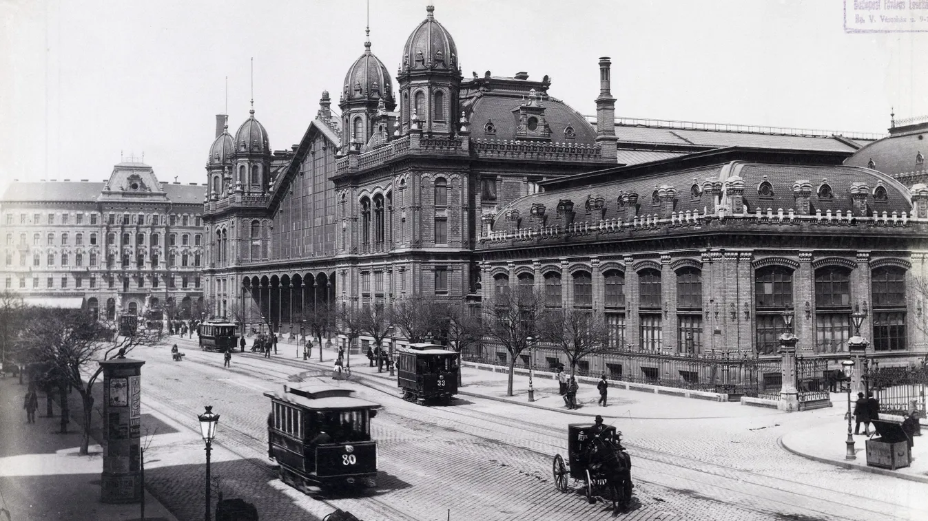 Budapest első villamosai a Nyugati pályaudvarnál