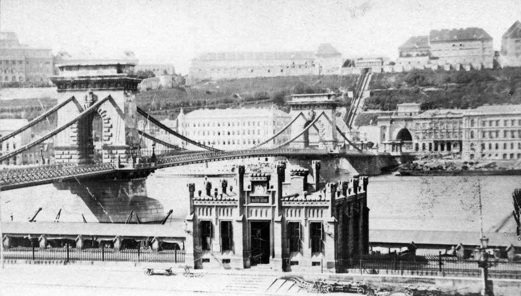 1873: Buda, Pest, Óbuda és a Margitsziget egyesítésével megszületett az új főváros, Budapest. Kiépültek a rakpartok, a főváros területén az árvízi szabályozás védművei, noha ekkor még csupán a Lánchíd állt, mint az első állandókőhíd. Három évvel később, 1876-ban készült el a második híd, a Margit-híd.