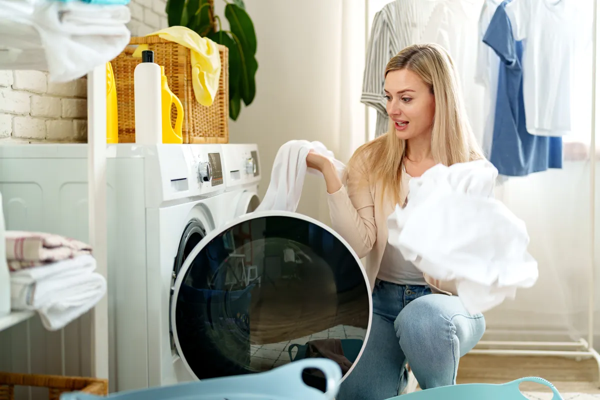 Rossz mosási programot használó nő