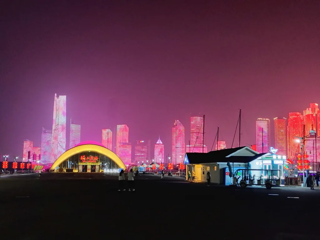 Csingtao kínai viszonylatban bár "közepes" méretű település, városképén ez egyáltalán nem látszik. 