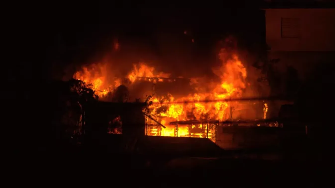 Sokkoló felvételek: hatalmas tűz pusztított a futballstadionban