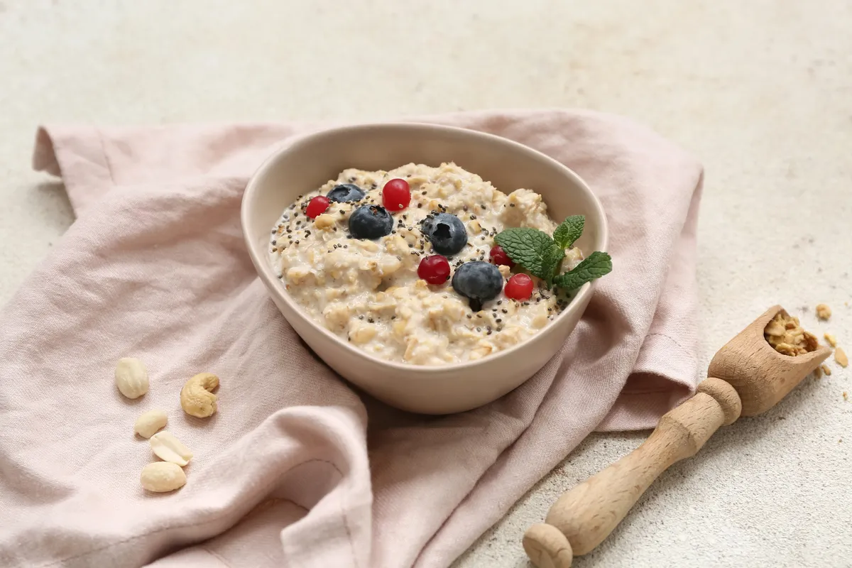 Egy tál zabkása gyümölcsökkel