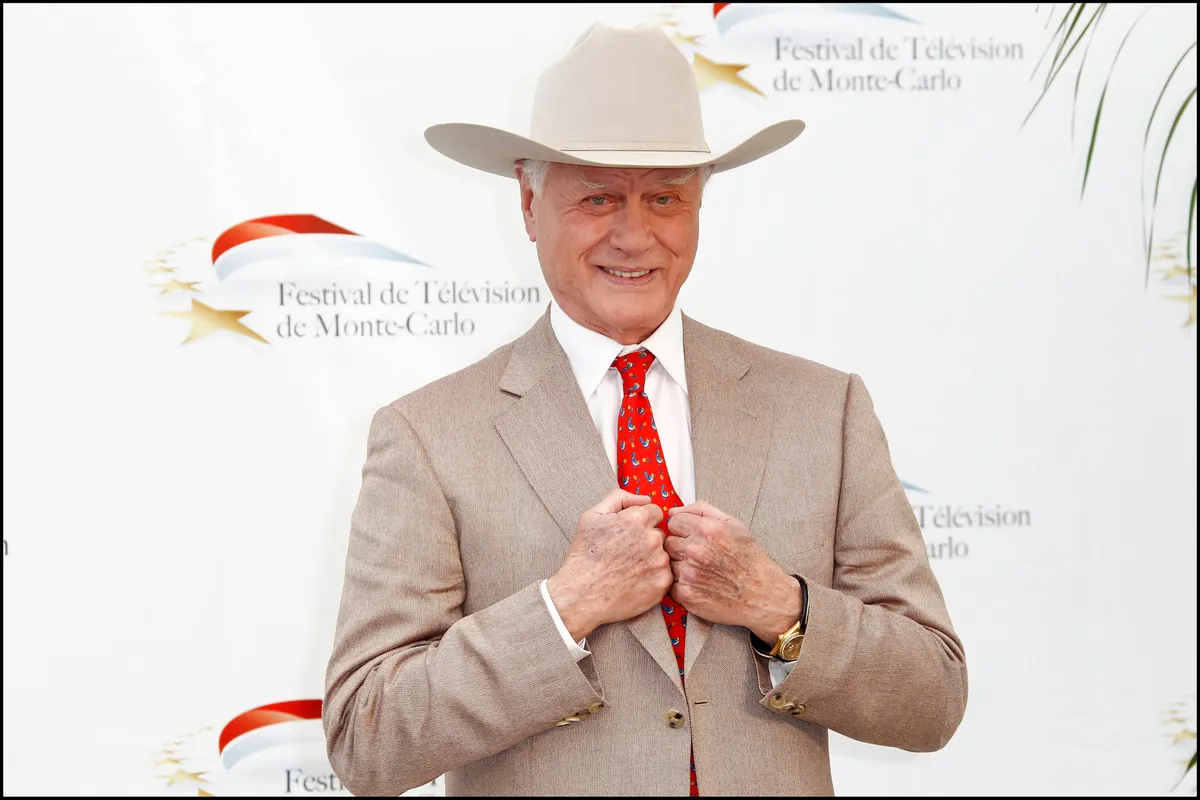 Larry Hagman egy bemutatón, halálának évfordulója alkalmából egy Dallas kvízzel készültünk.