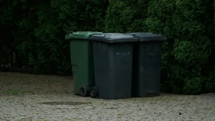 A szemetesben aludt egy hajléktalan, halálra zúzták