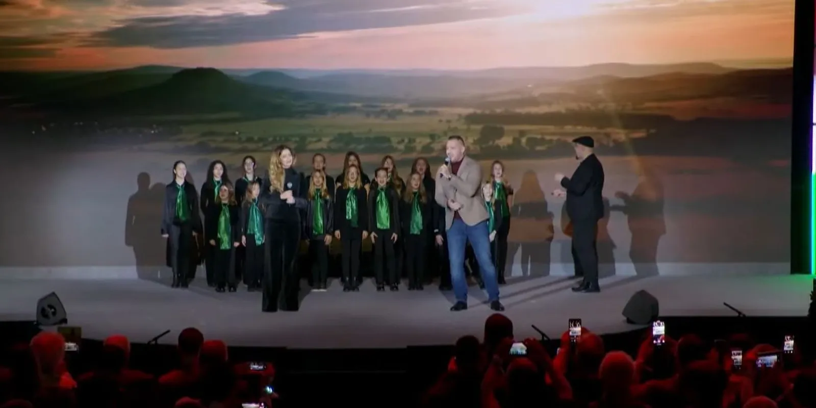 Curtis és Radics Gigi újra együtt a Háborúellenes Gyűlésen: „A dalban benne van, mennyit veszíthetnénk egy háborúval…”