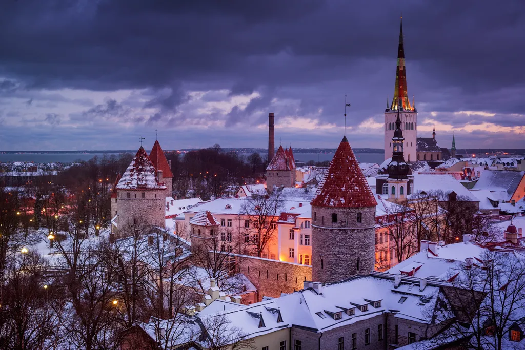 Téli hótakaró alatt az észt főváros, Tallinn óvárosa. Igazi, képeslapra kívánkozó panoráma.