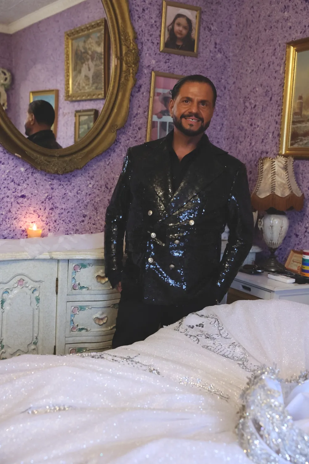 Emilio csillogó öltönyben pózol kis Tina lélegzetelállító esküvői ruhája mellett.