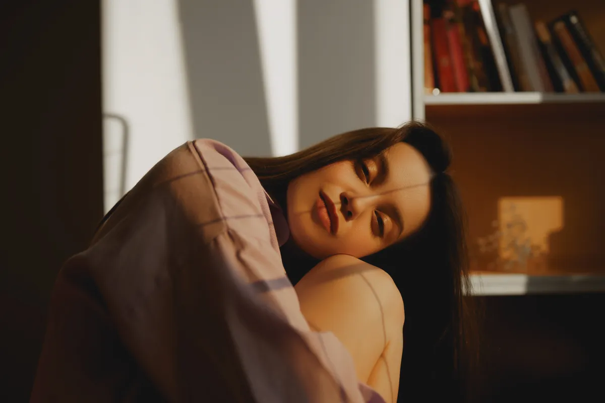 Egy lány aki éppen a személyiségteszten gondolkozik