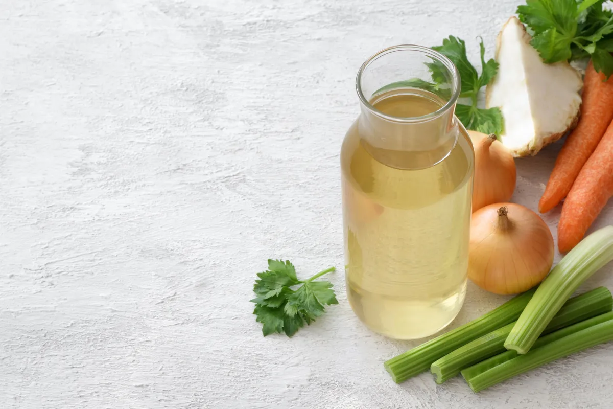 Alaplé egy kancsóban és zöldségek a pulton