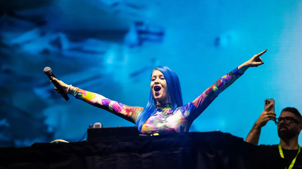 Regán Lili búcsúzik cicájától