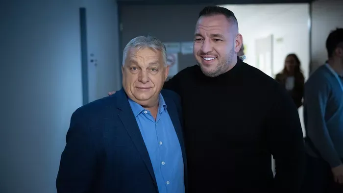  Orbán Viktort Curtis oldalán kapták lencsevégre