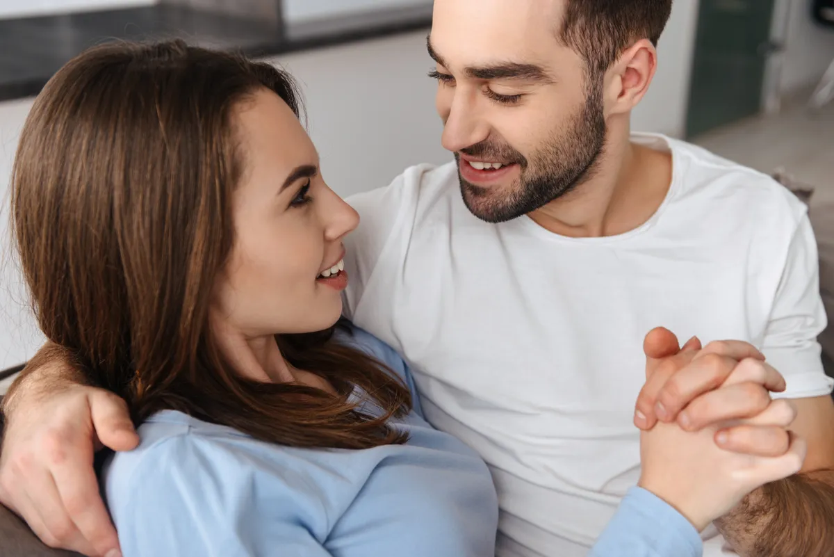 Szerelmes férfi és nő fogja egymás kezét és beszélget