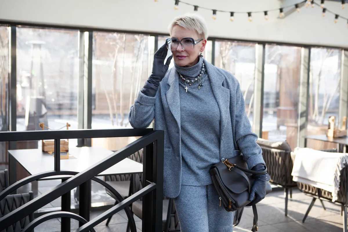 50 feletti nő aki divatosan öltözködik