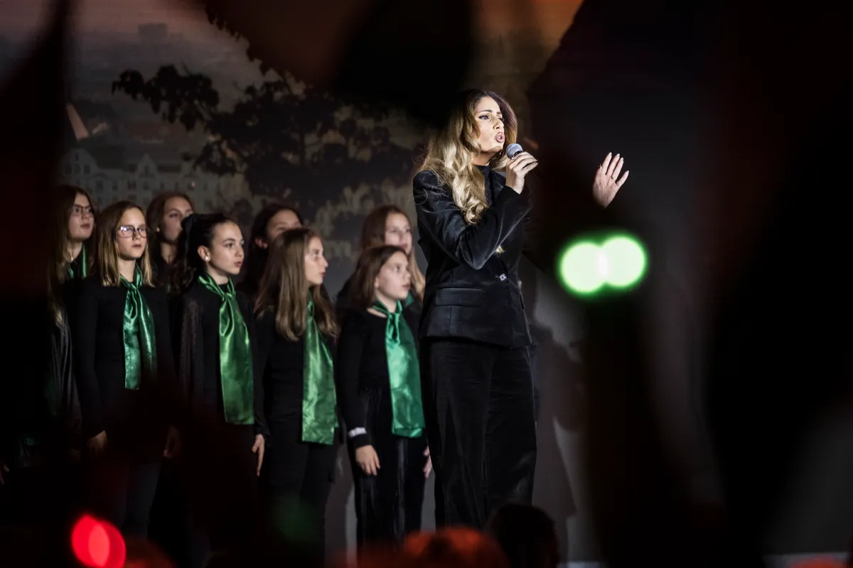 Radics Gigi, gyerekkórus, Háborúellenes Gyűlés