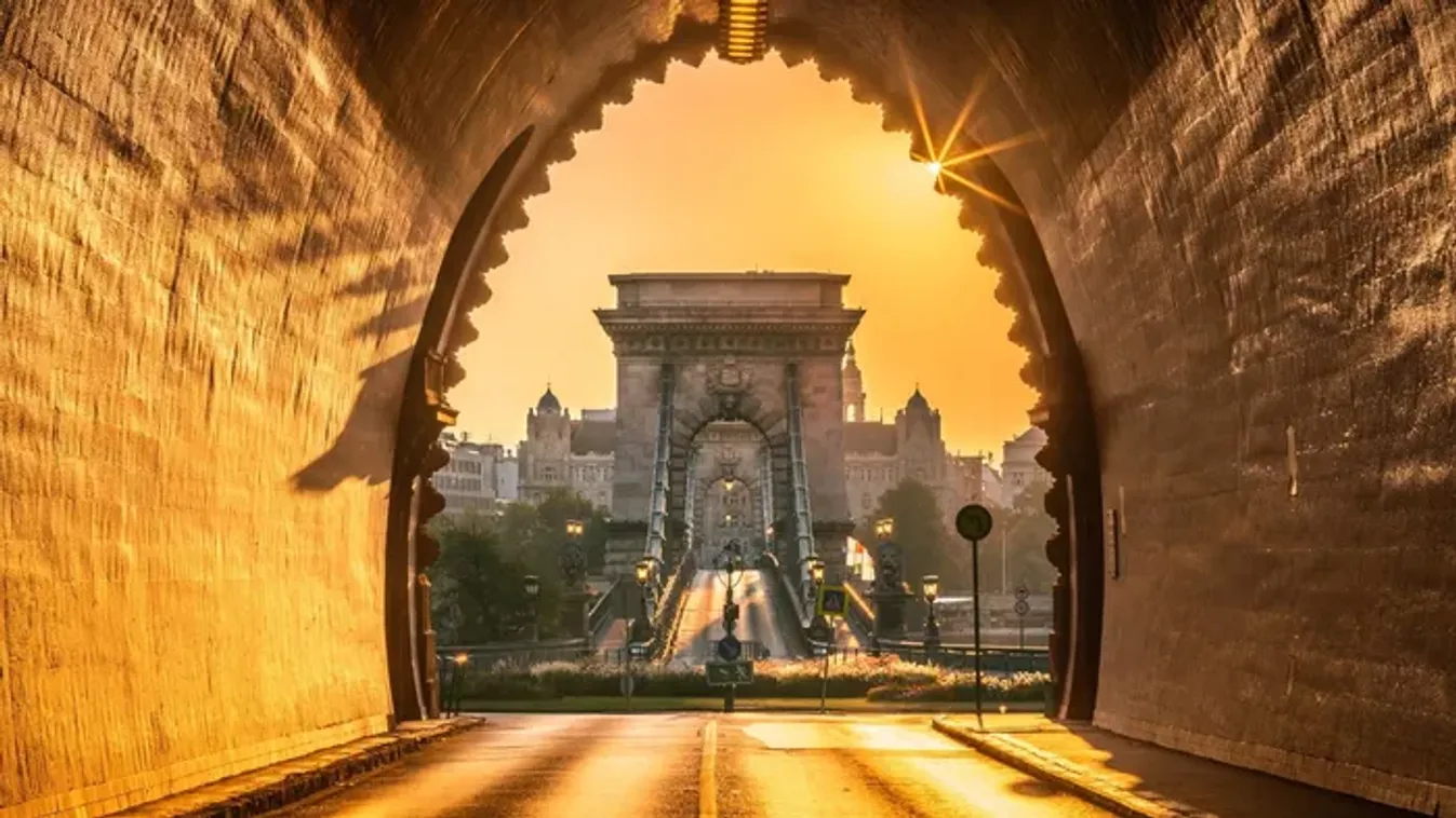 Óriási baleset Budapest szívében: busszal karambolozott két autó az alagútnál