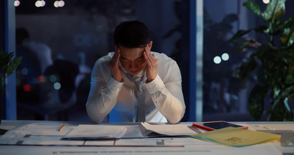 Kimerült férfi a johatsu-n gondolkodik