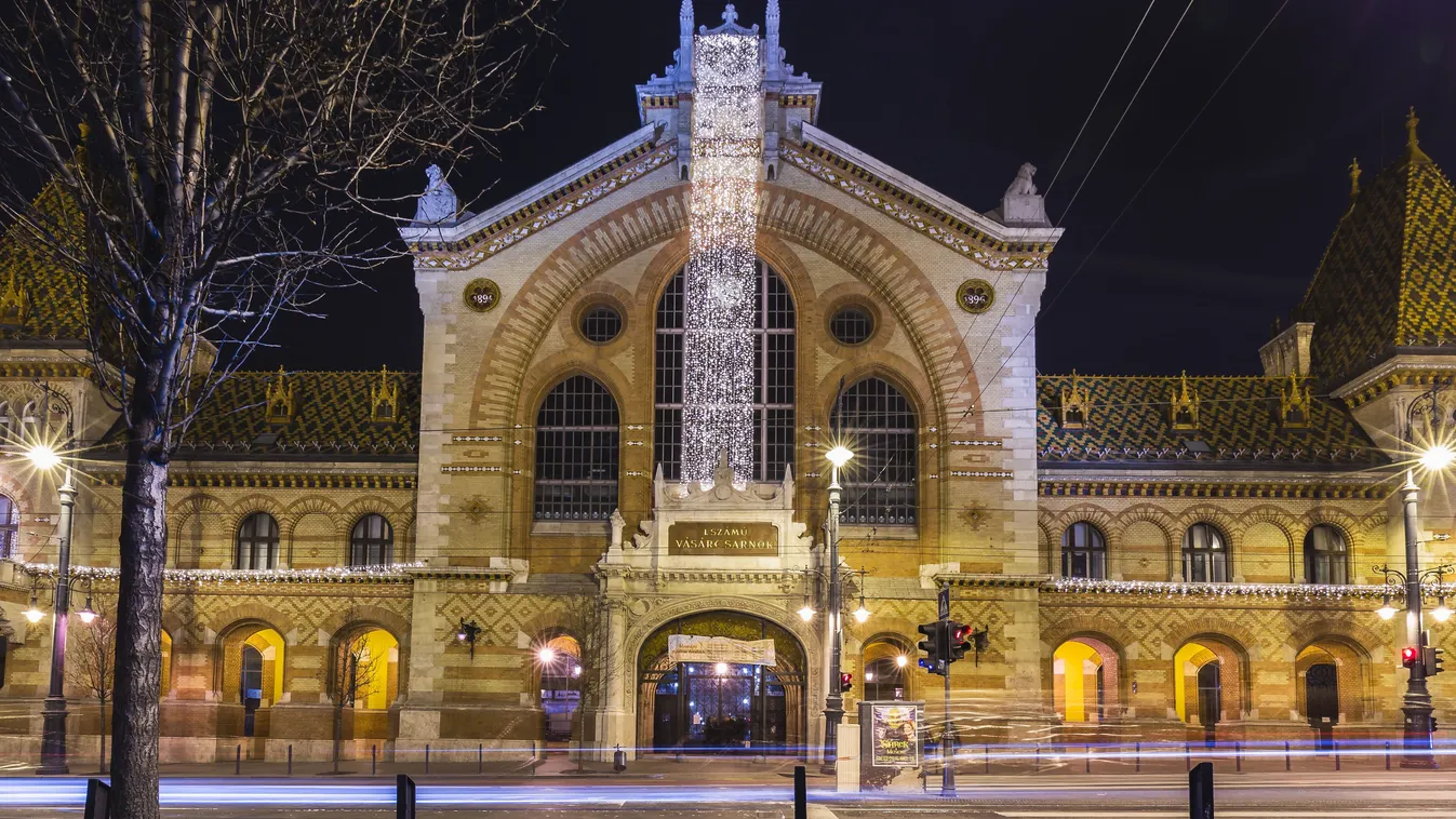 Lassan karácsonyi pompában vár a Fővám téri Nagycsarnok is.