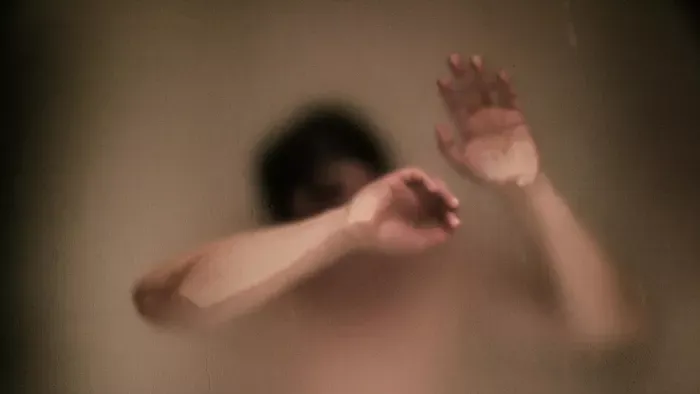 A gőzfürdőben kezdte el simogatni a tinifiú ágyékát a kéjenc nő