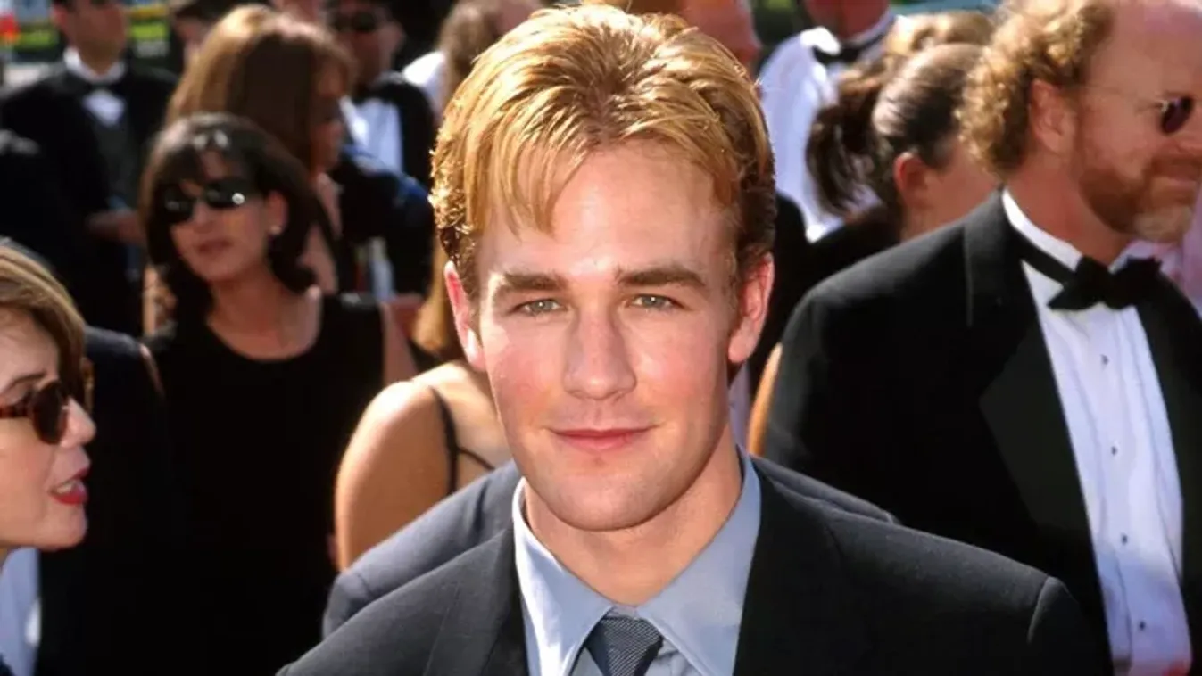 Megható fotót posztolt a rákbeteg világsztár – így próbált mosolyogni családja körében a Hálaadáskor