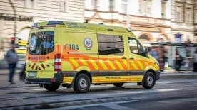 Összeütközött két autó a 8639-es úton, egy ember a roncsok közé szorult